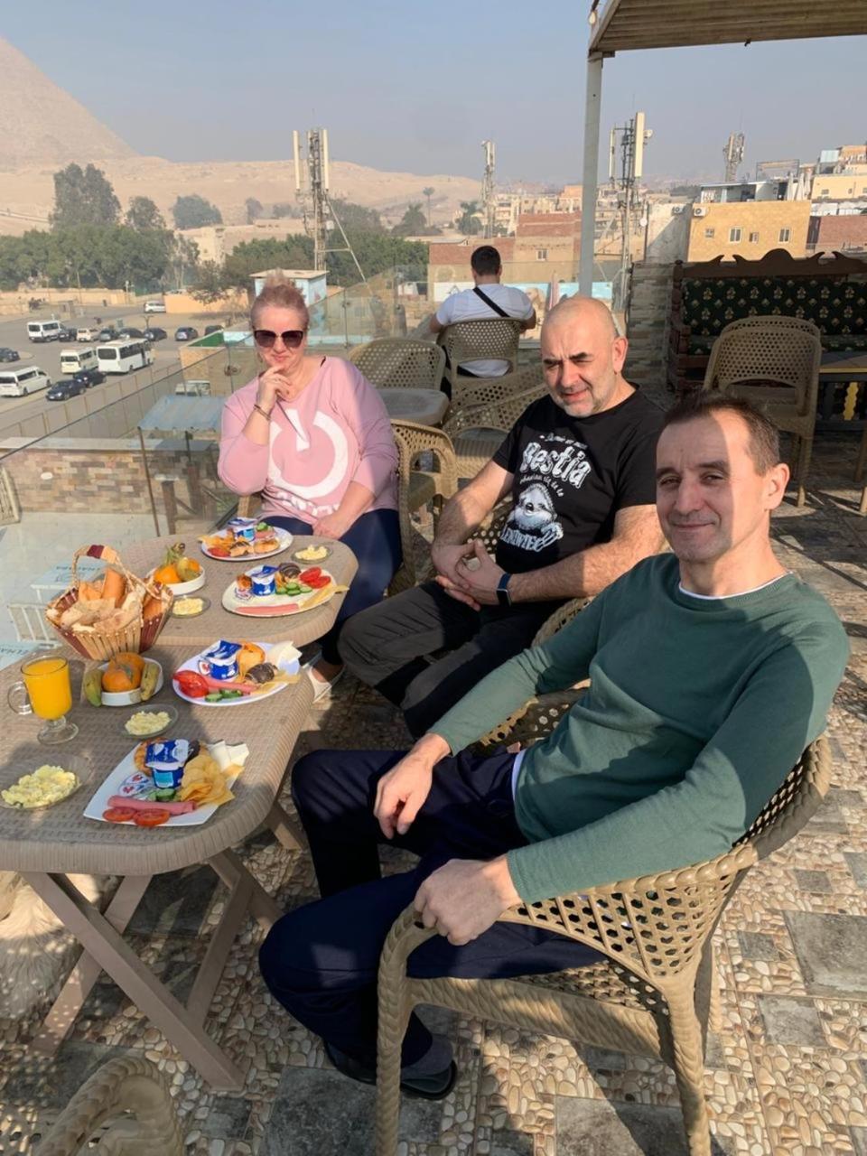 Tut Pyramids View Hotel Kafret el-Gabal Екстериор снимка